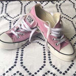 Converse low top sneakers. Women’s size 6, men’s 4